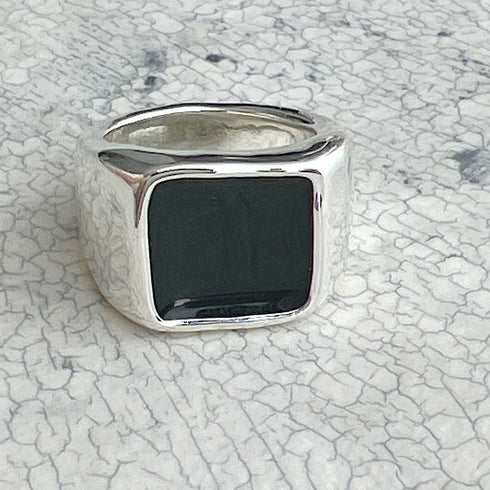 Lulu signet ring
